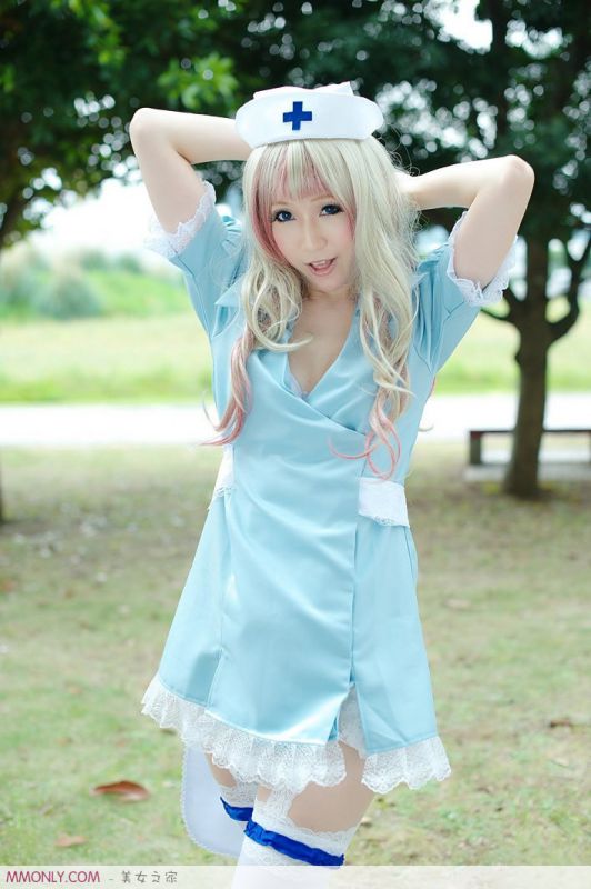 妩媚护士制服美女户外秀美胸诱人写真