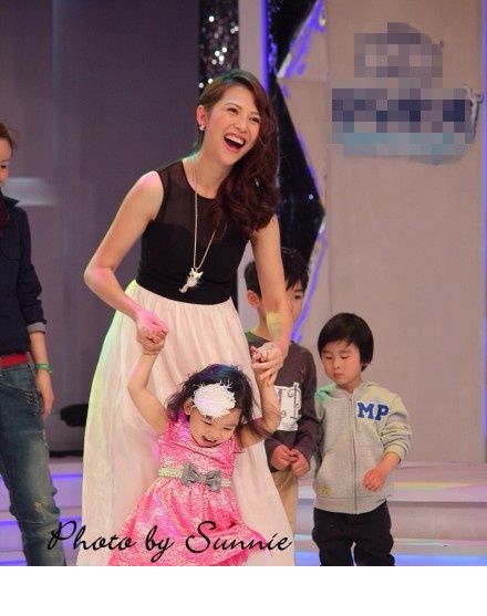 香港美女蔡少芬携女儿拍摄活动照