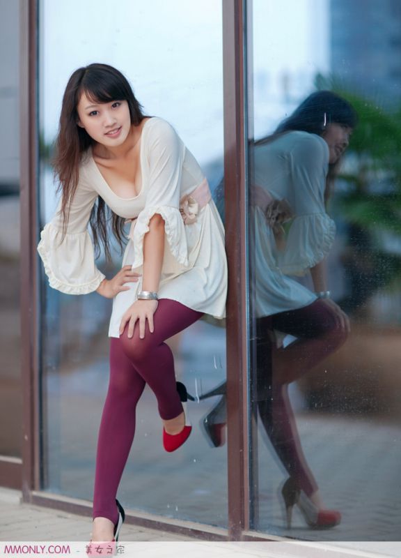 性感短裙美女街头卖萌高清写真