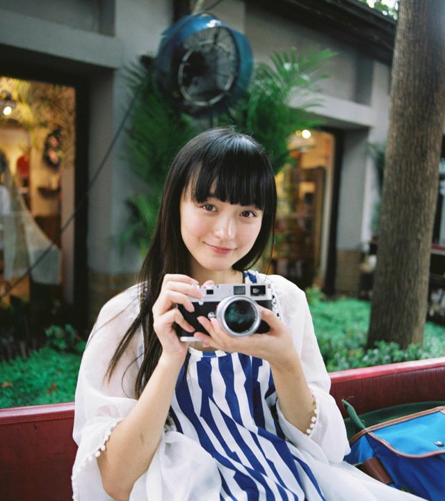 清纯美女何泓姗户外迷人写真