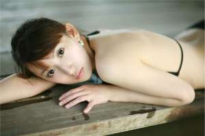性感香车美女户外秀美腿写照
