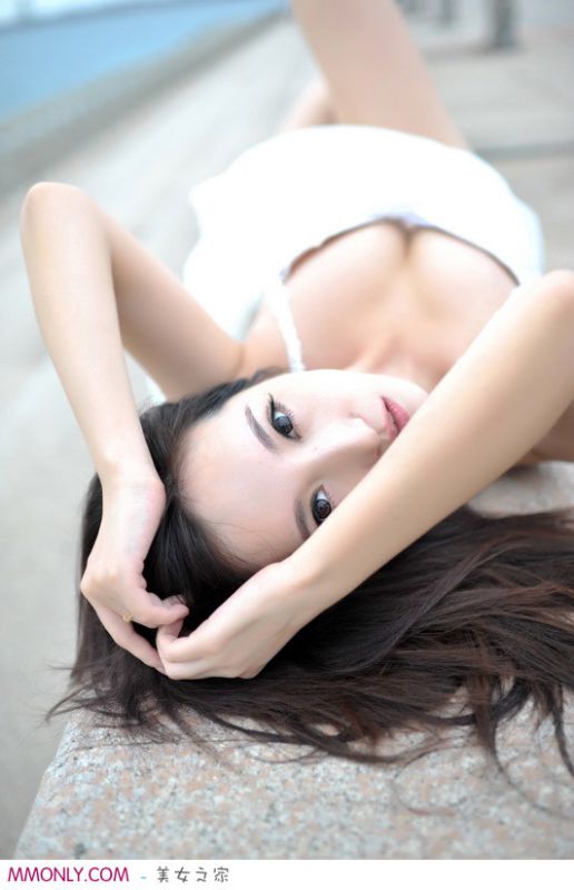 香港性感女星傅颖户外撩人写真