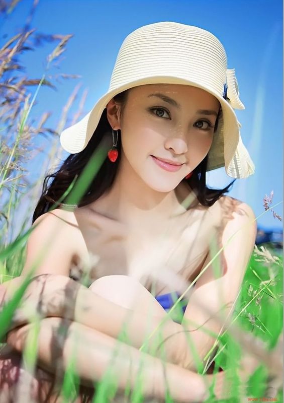 靓丽红裙美女户外迷人写真