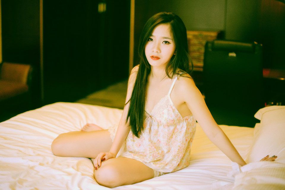 性感睡衣酥胸美女私房撩人写真