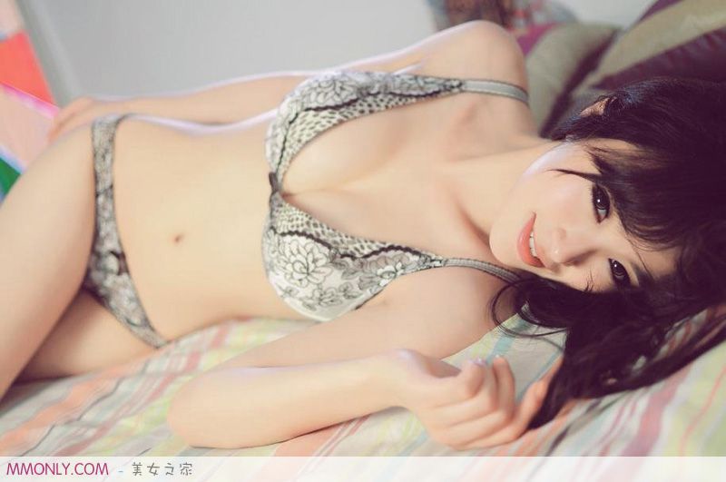90后妩媚内衣美女浴室湿身照