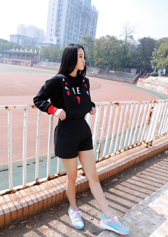 李莎F子操场唯美写真拍摄