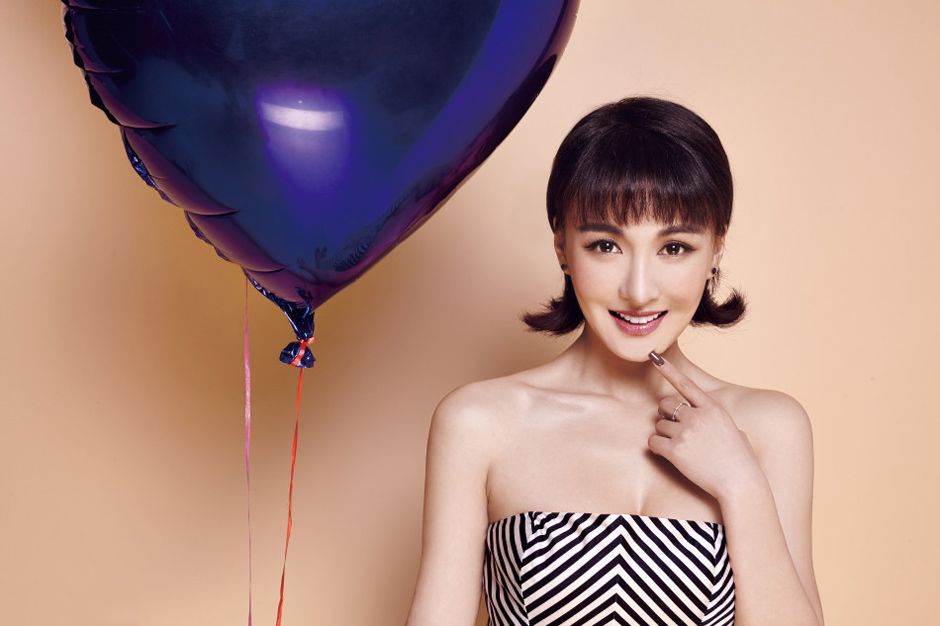 可爱美女郑亦桐性感香肩迷人写照