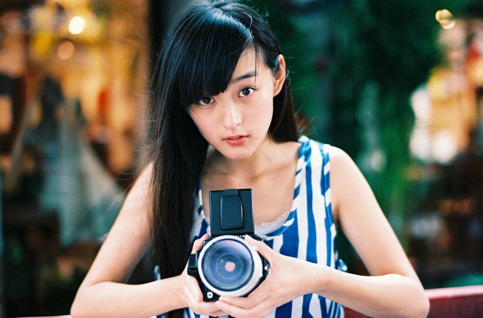清纯美女何泓姗户外迷人写真