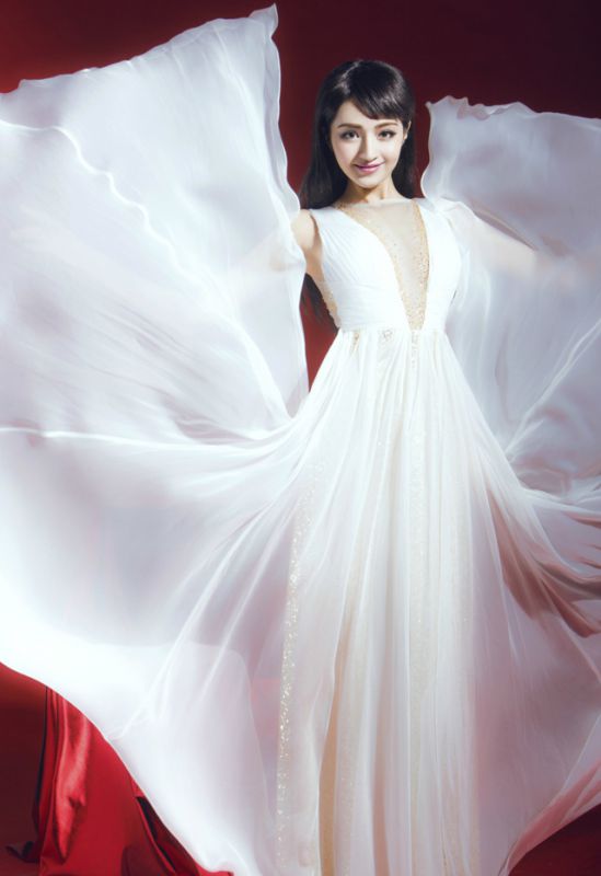 美女明星麦迪娜白色长裙迷人写真
