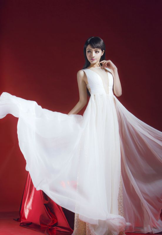美女明星麦迪娜白色长裙迷人写真