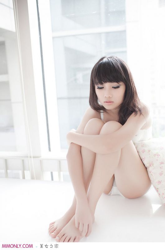 白色内衣美女私房性感写真