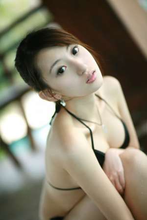 妩媚美胸美女户外内衣撩人写真