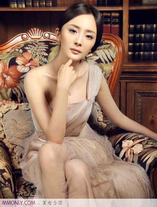 杨幂性感酥胸短裙迷人写真