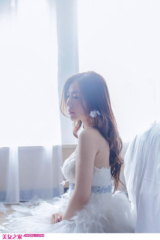 白色裹胸蓬蓬裙美女私房清纯写真