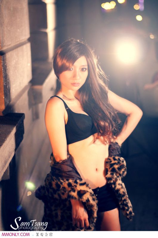 妖艳内衣美女夜幕性感写真