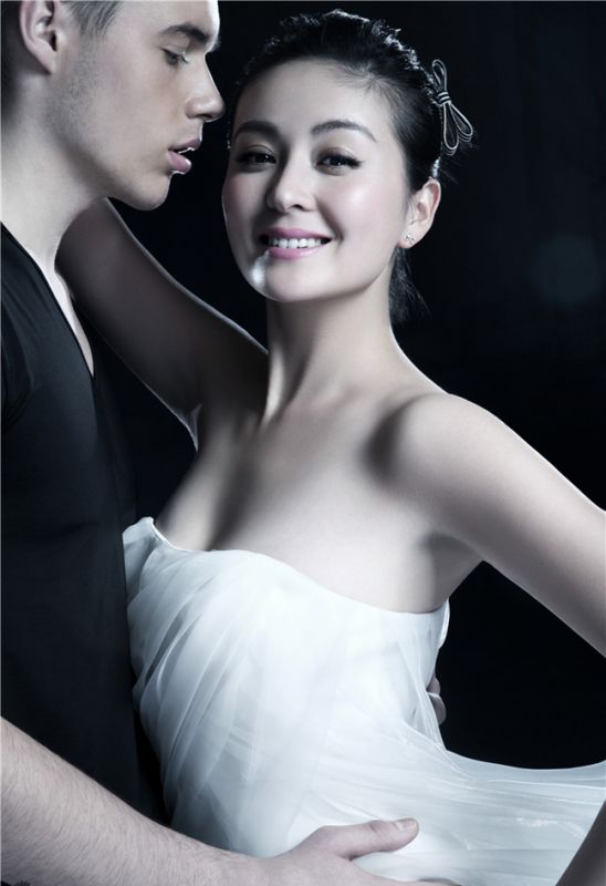 戴娇倩性感白纱小露酥胸迷人写真