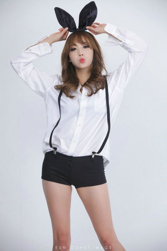 可爱纯白衬衫美女私房迷人写真