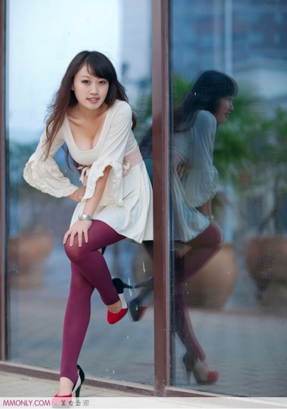 性感短裙美女街头卖萌高清写真