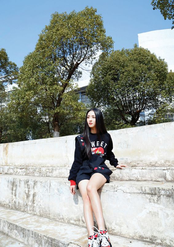 李莎F子操场唯美写真拍摄