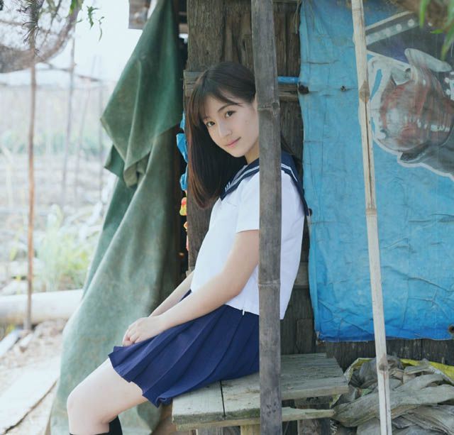 最美校服女生高晴户外写真拍摄