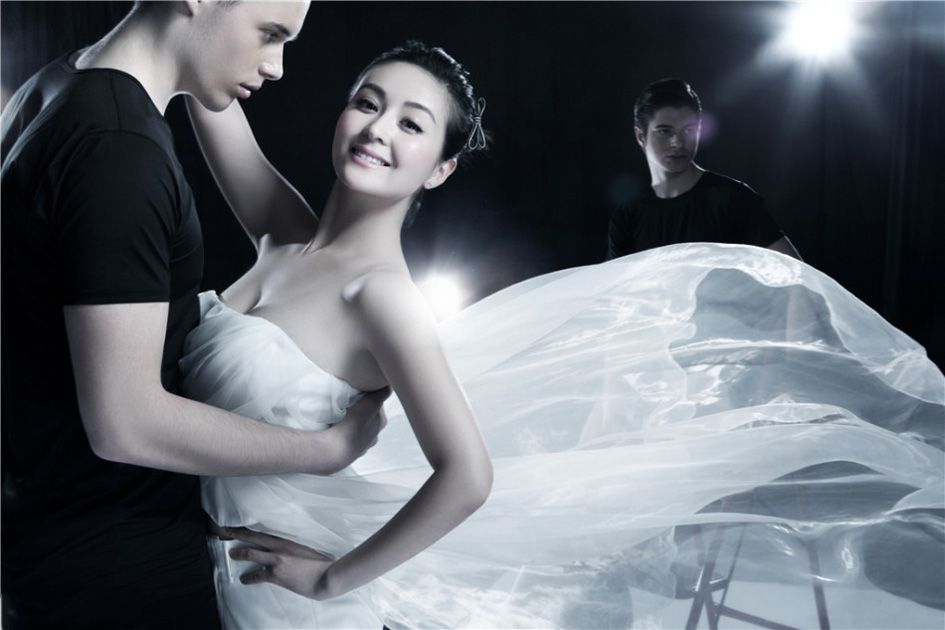 戴娇倩性感白纱小露酥胸迷人写真