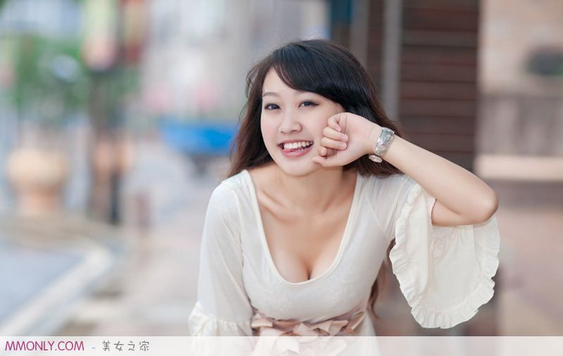 性感短裙美女街头卖萌高清写真