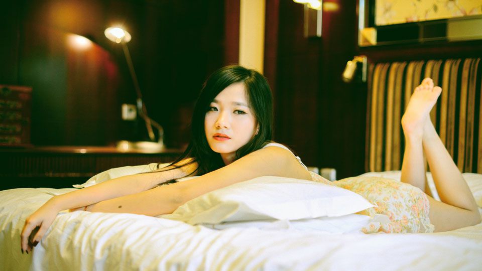 性感睡衣酥胸美女私房撩人写真