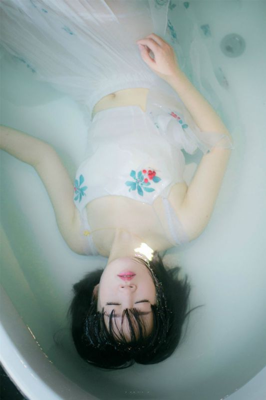 长裙美女浴室湿身诱人写真