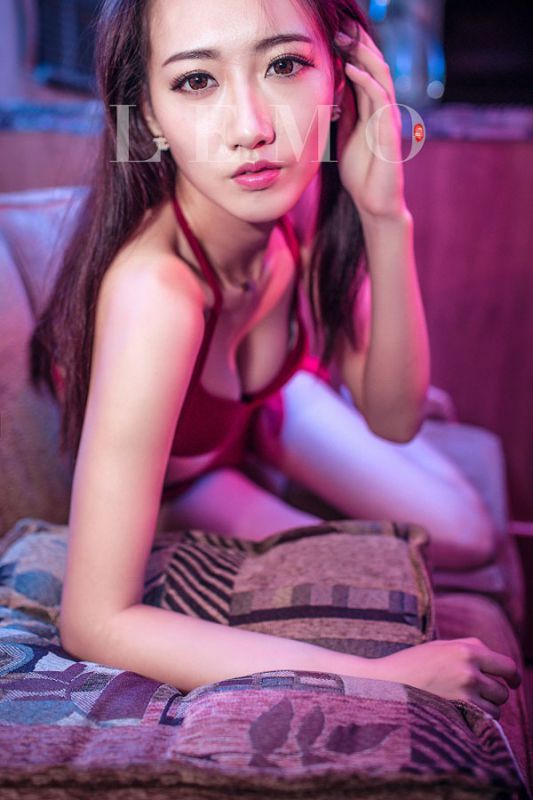 红色比基尼美女私房撩人写真
