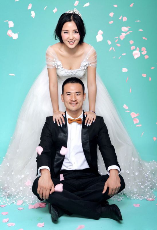 何洁幸福甜蜜婚纱照