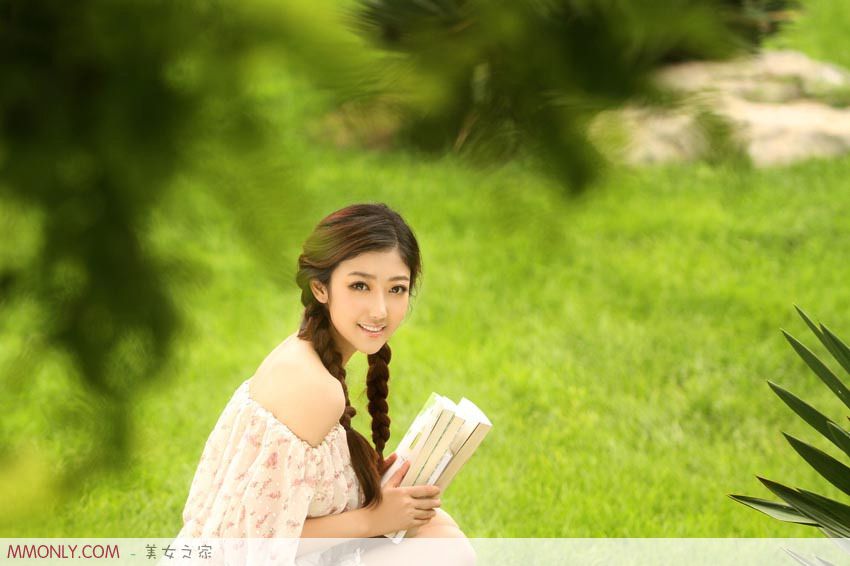 可爱美女肖紫柔户外唯美写真