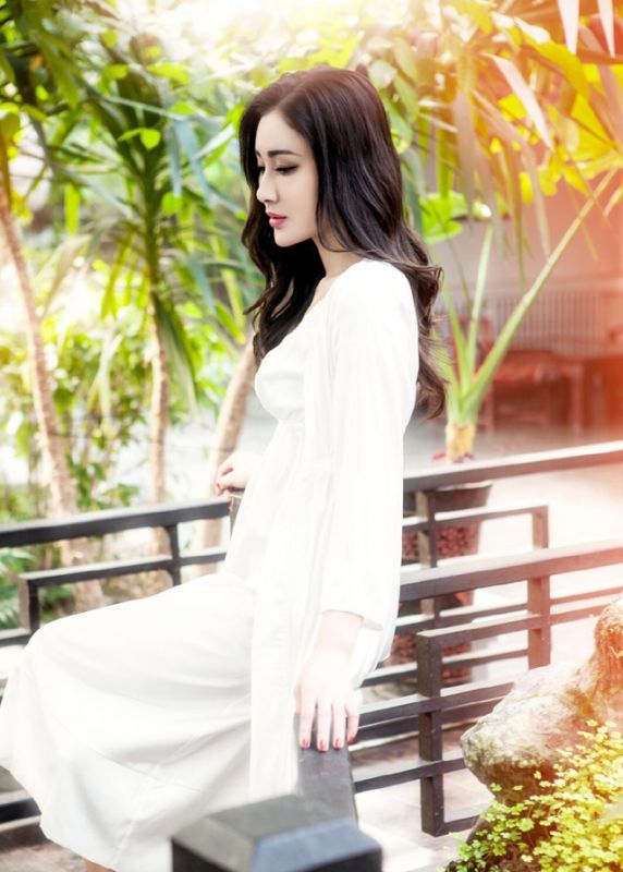 演员安金莉娅白色睡衣清新迷人写真