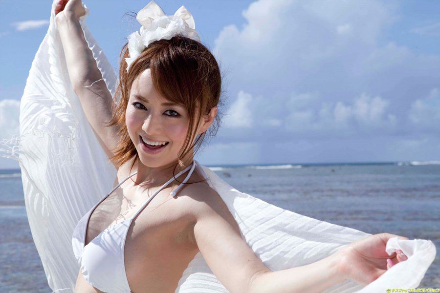 吉泽明步沙滩比基尼诱人写真