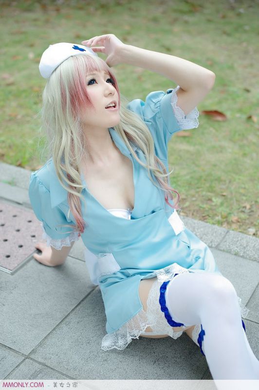 妩媚护士制服美女户外秀美胸诱人写真