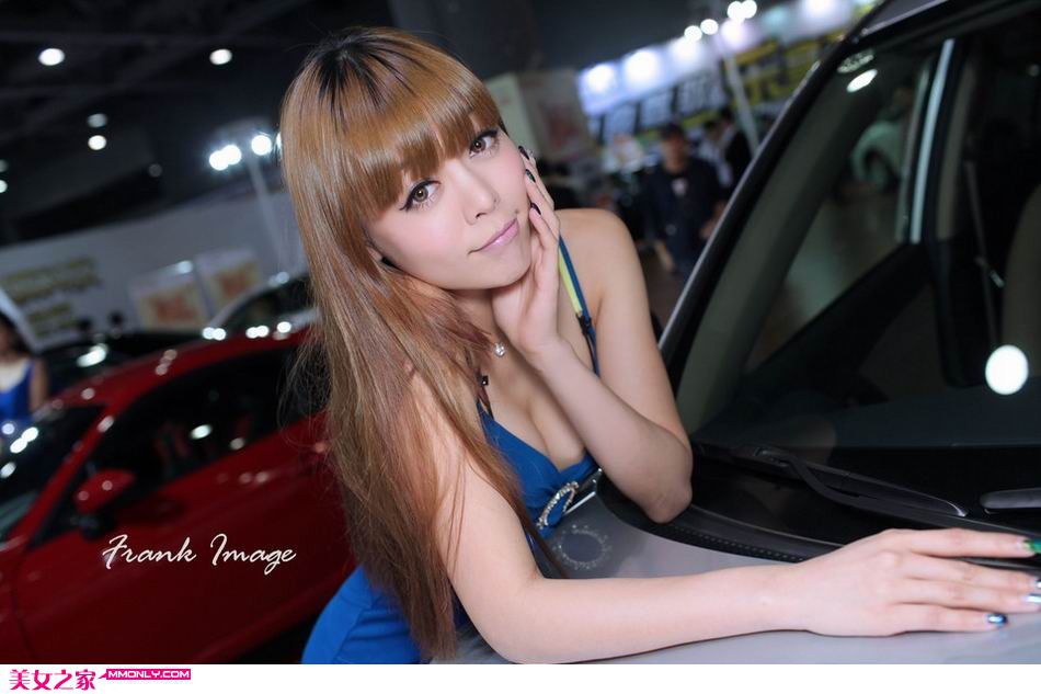 性感模特车展酥胸诱人写真