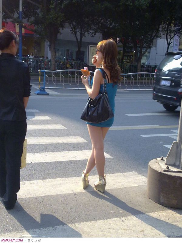性感短裙高跟美女街头写真