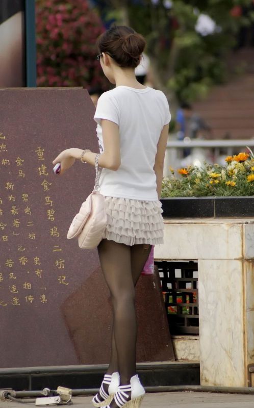 街拍黑丝可爱美女迷人写真