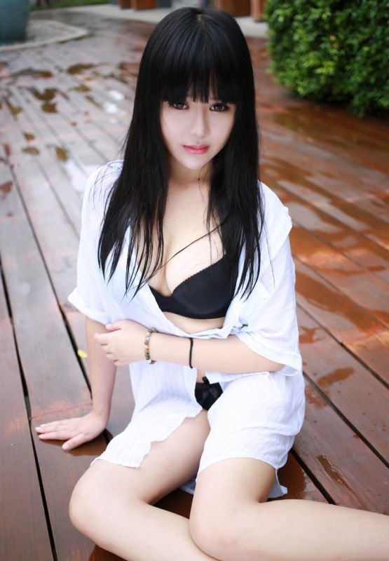 秀人性感美女旅拍高清写真