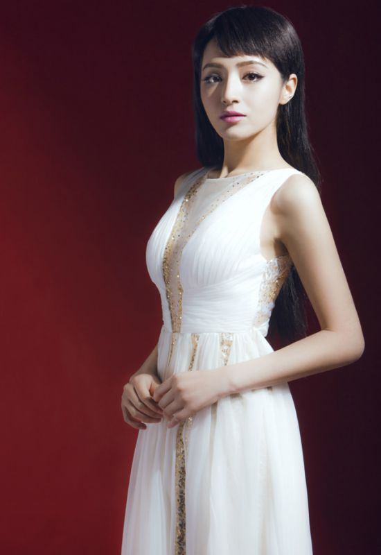 美女明星麦迪娜白色长裙迷人写真
