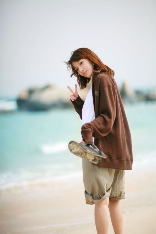 性感香车美女户外秀美腿写照