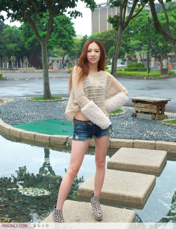 街拍清新短裤美女高清写真