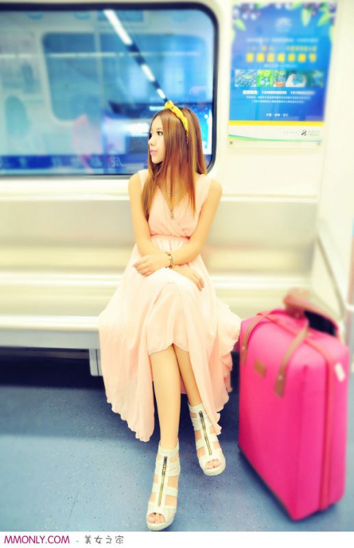 高跟长裙美女街头迷人写真