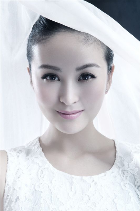 戴娇倩性感白纱小露酥胸迷人写真