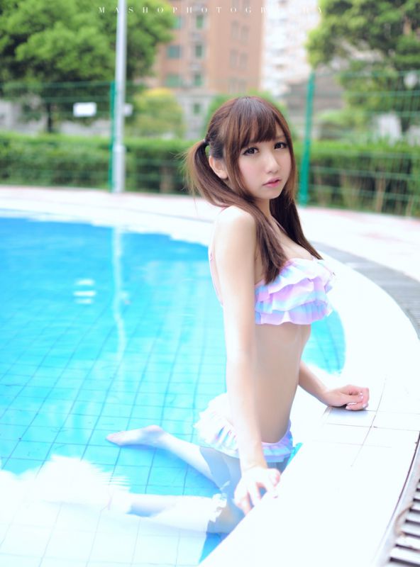 清纯萝莉泳池俏皮比基尼写真照