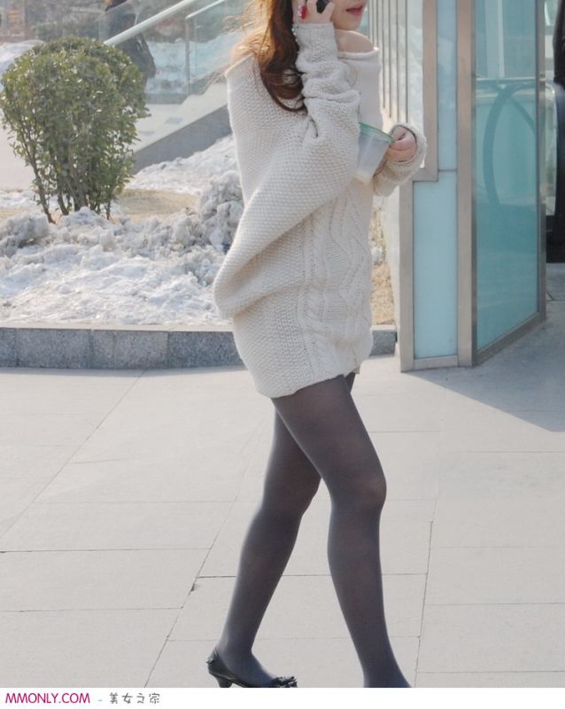 丝袜美眉街头迷人写真