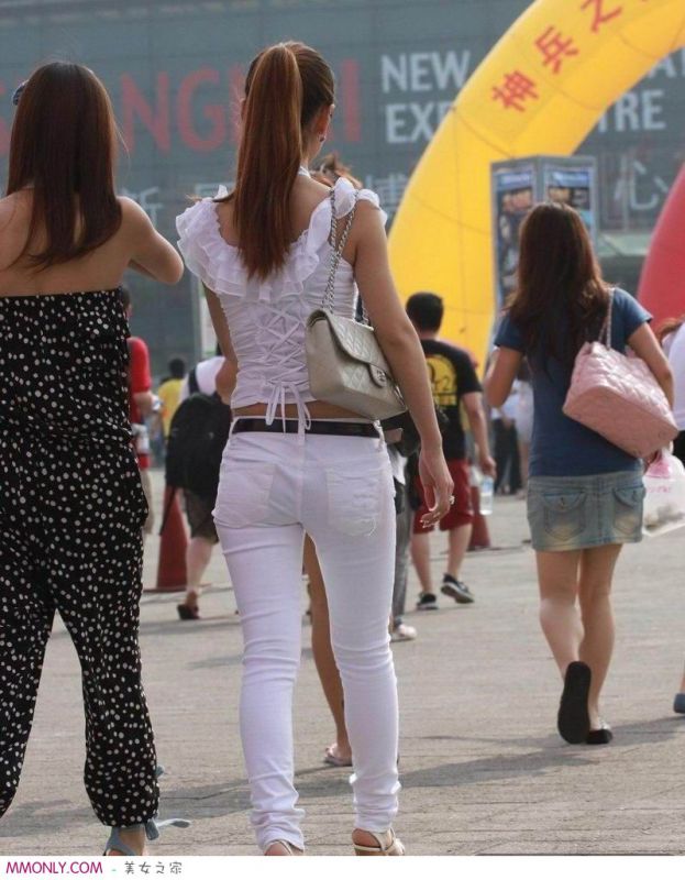 街拍甜美笑容美女高清写真