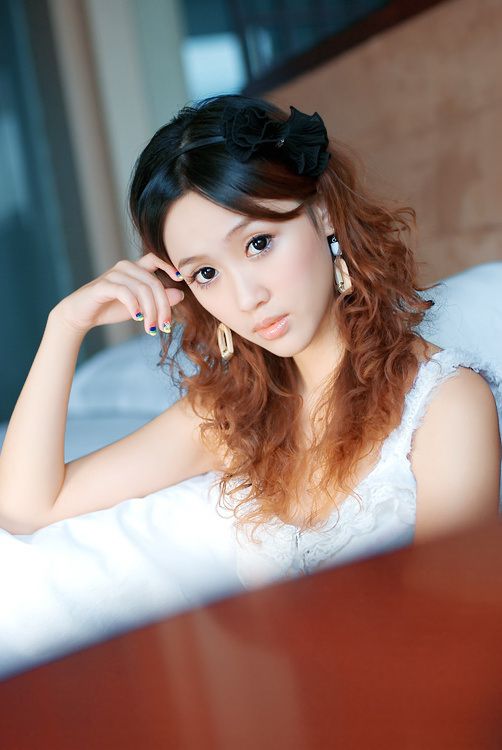 甜美小美眉私房迷人写真