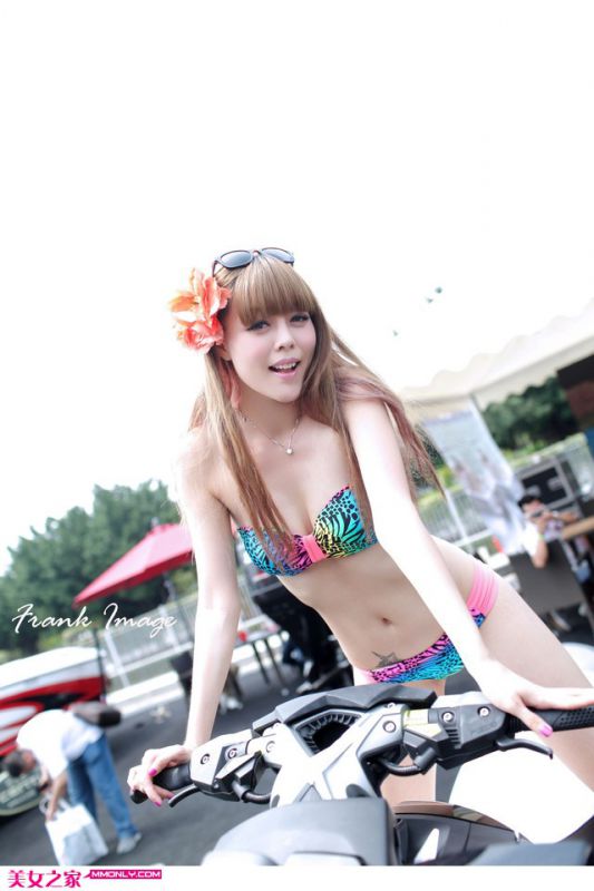 机车比基尼美女诱人写真
