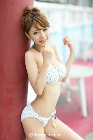 初夏清新美女泳池性感比基尼写真