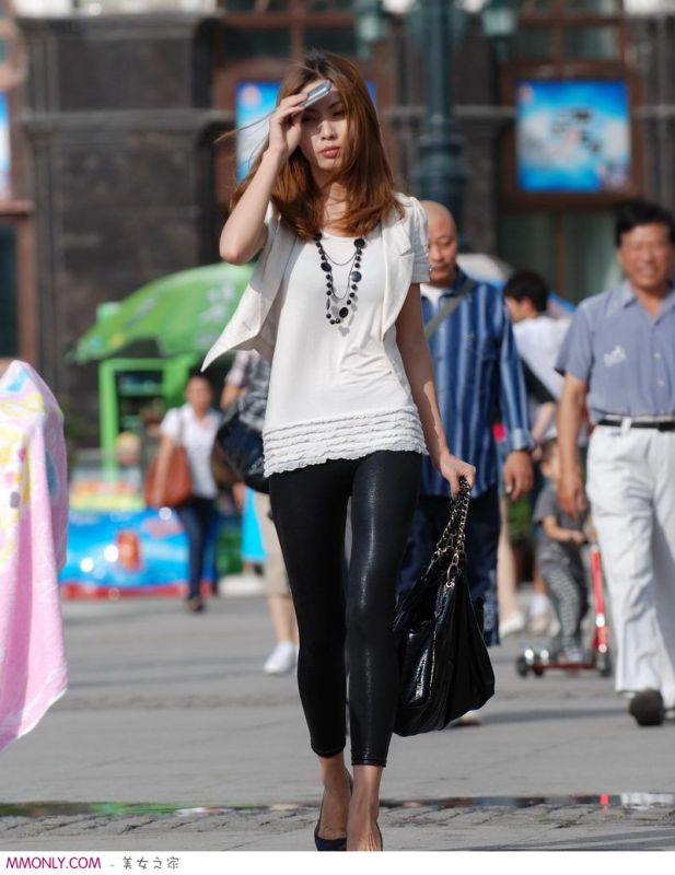 街拍白皙美腿美女高清写真